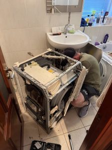 Пральна машина шумить при віджимі та вібрує